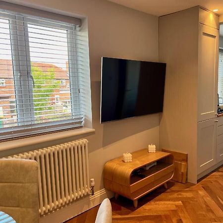 A Luxury 2 Bedroom Apartment Barnet Bagian luar foto
