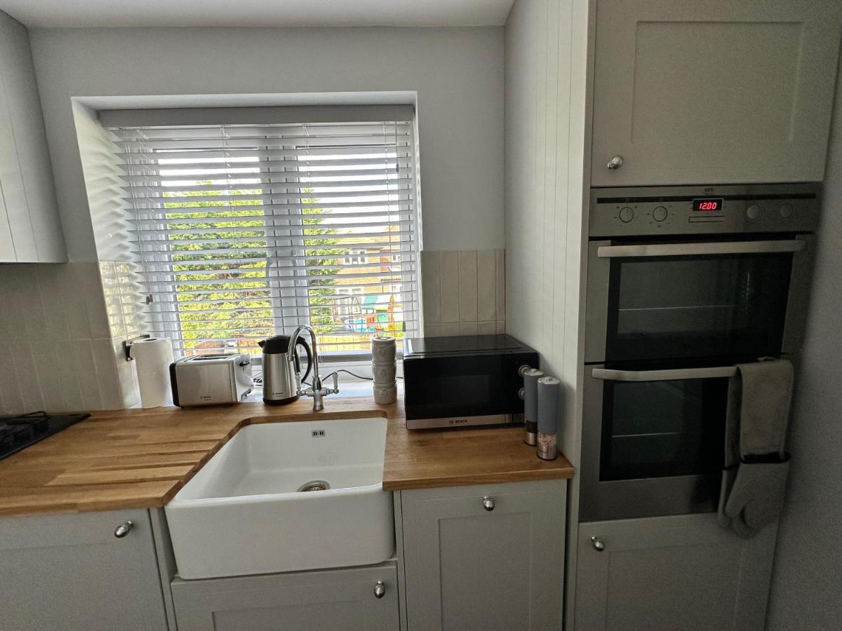 A Luxury 2 Bedroom Apartment Barnet Bagian luar foto