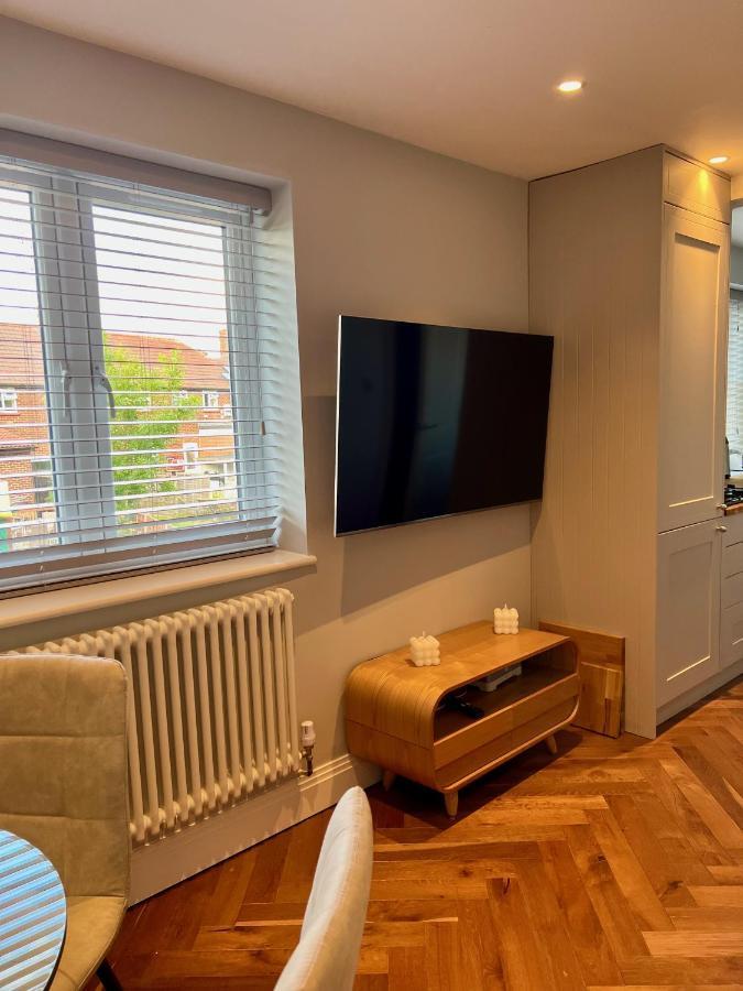 A Luxury 2 Bedroom Apartment Barnet Bagian luar foto