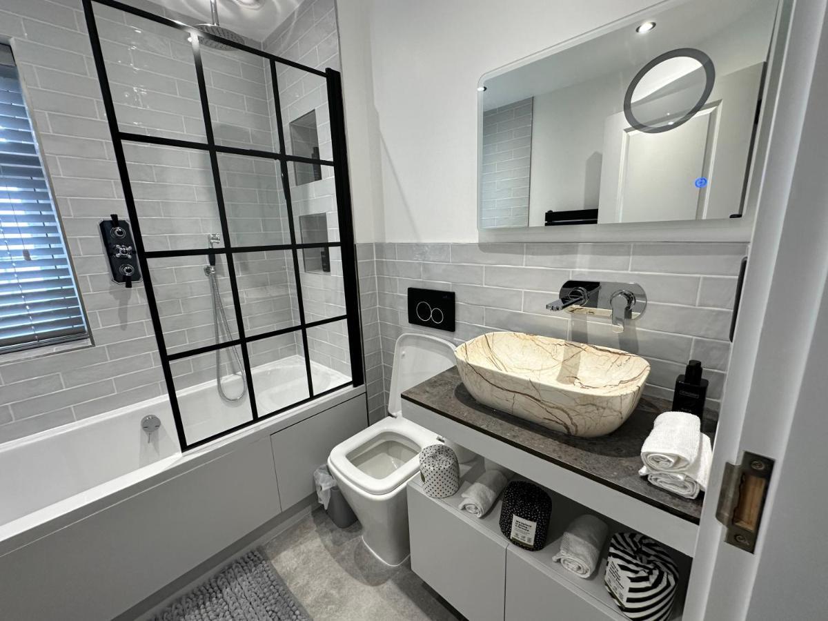 A Luxury 2 Bedroom Apartment Barnet Bagian luar foto