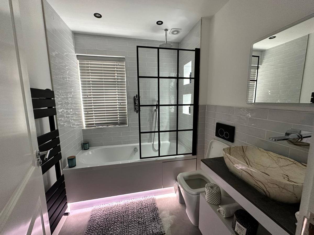 A Luxury 2 Bedroom Apartment Barnet Bagian luar foto