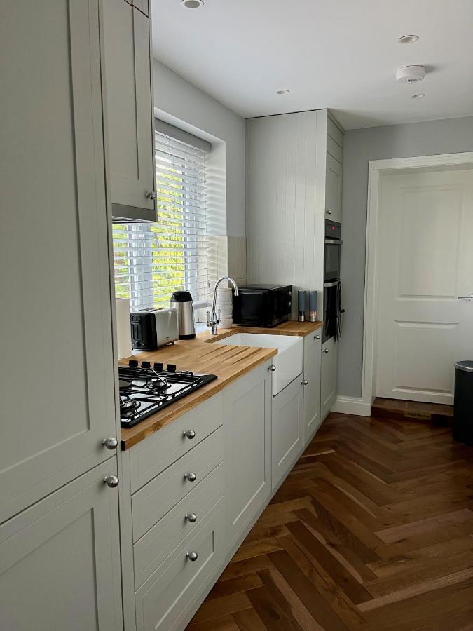 A Luxury 2 Bedroom Apartment Barnet Bagian luar foto