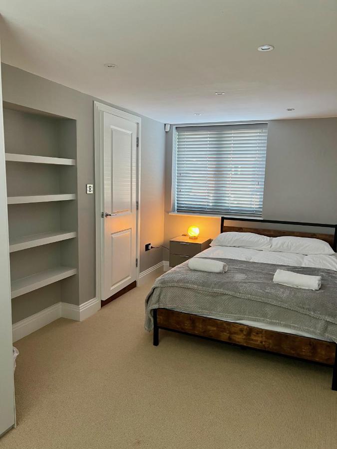 A Luxury 2 Bedroom Apartment Barnet Bagian luar foto